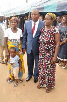 Le Ministre des Ressources animales et Halieutiques au côté des parents de l'enfant décédé de rage à Tiassalé