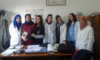 étudiants vétérinaires bénévoles dans une campagne de vaccination contre la rage