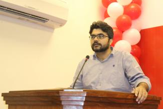 Dr. Tariq Feroz addressing audience about rabies global epidemiology 