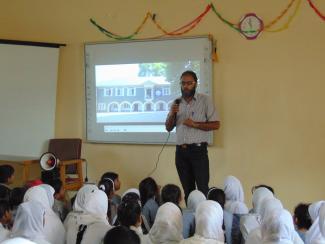 Subject Matter Specialist delivering educational lecture_DAHK