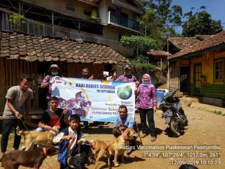 Free Rabies vaccination Puskeswan Pasirjambu with local community in Rawabogo Village 