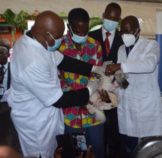 Demontration de vaccination de chien par le Ministre des Ressources Animales et Halieutiques