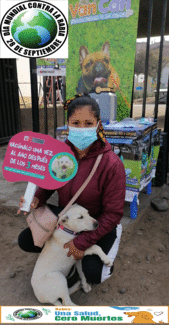 Dueño feliz por lograr vacunar a su mascota contra la rabia