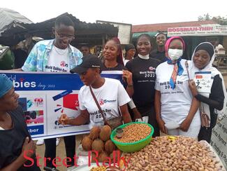 A member explaining what Rabies is to a street trader during the Street rally.