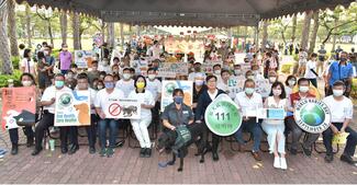 World Rabies Day in Taiwan of 2022: the front row on the right side of the quarantine dog is the mayor of Kaohsiung City, Dr. Chen Chi-Mai, MD wearing a blue shirt; and the lady on the left of the quarantine dog is the Chief veterinarian officer (CVO) of Taiwan, Dr. Du Wen-Jane wearing a white shirt, she is also the Director of the BAPHIQ. Others are pet owners, officers and Kaohsiung City Senator Ms Lee (front row, 3rd from the right), etc. 