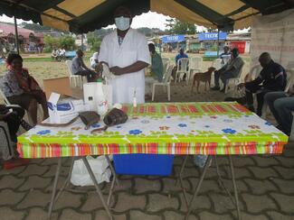 Photo prise à Libreville au Rond Point de Nzeng Ayong le 07 octobre 2022, lors de la vaccination gratuite de masse des chiens organisée par la Direction Générale de l'Elevage - site de vaccination du Rond Point de Nzeng-Ayong