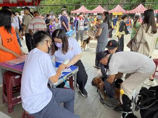 Veterinarians shot rabies vaccines.